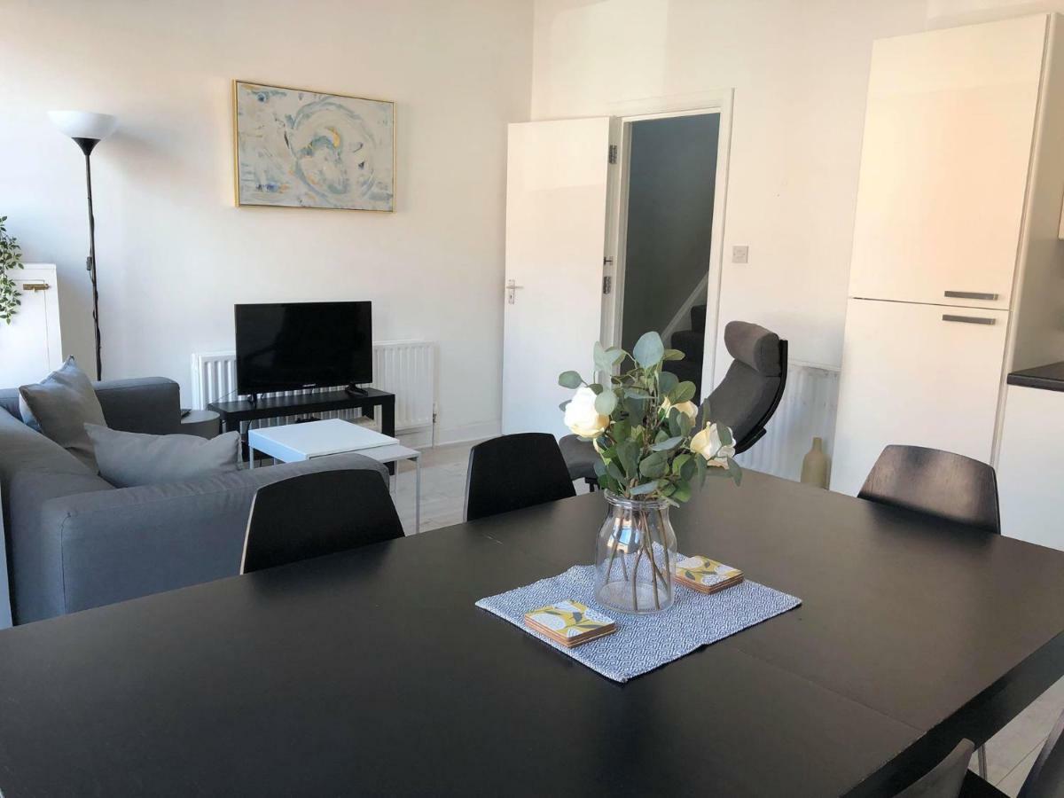 Wellesley Avenue Apartment *